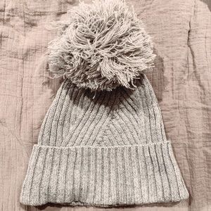 ⛄️🤍 NWOT GRAY POM POM HAT 🤍⛄️